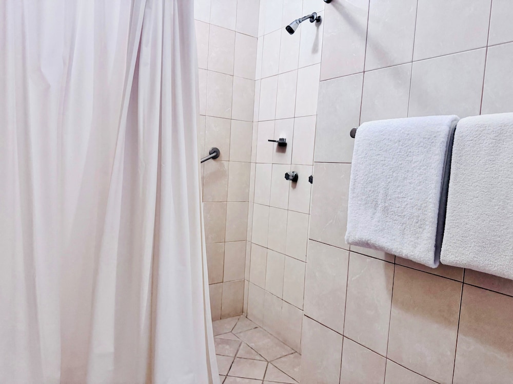 Deluxe Twin Room with Sea View - Photo 4