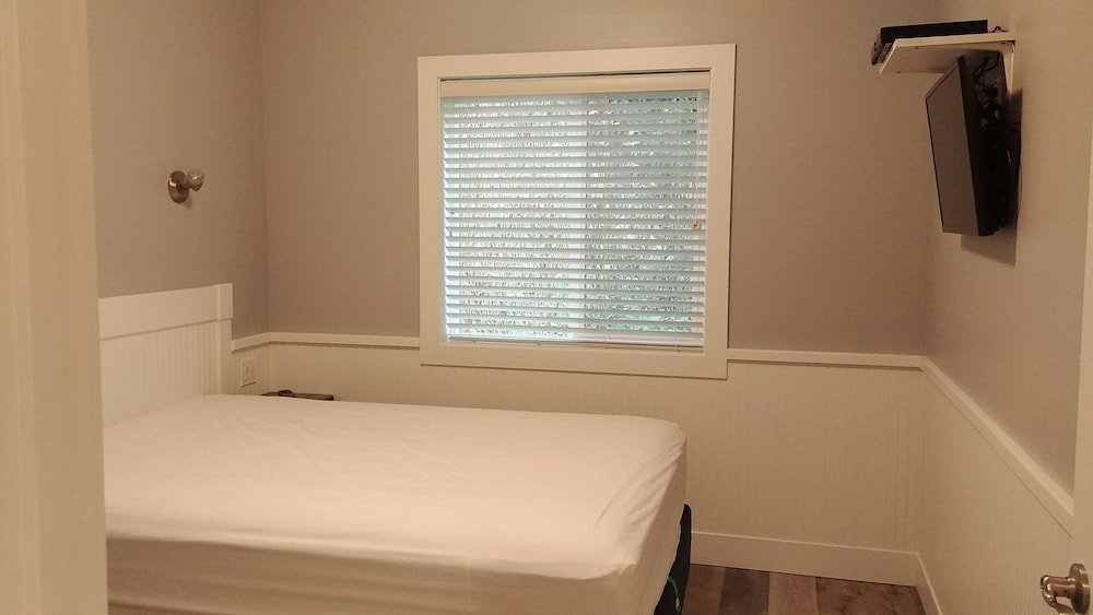 Deluxe Cottage, 1 Queen Bed (Guests Provide Linens) photo 1