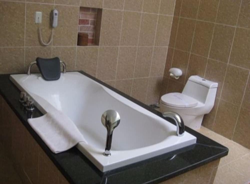 Deluxe Room - Photo 9