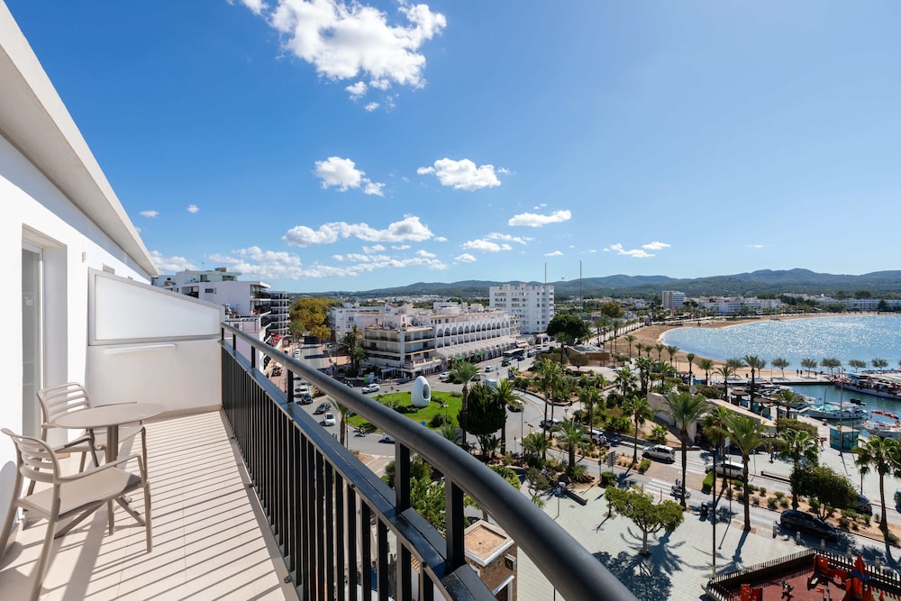 Superior Double Room, 1 King Bed, Sea View photo 2