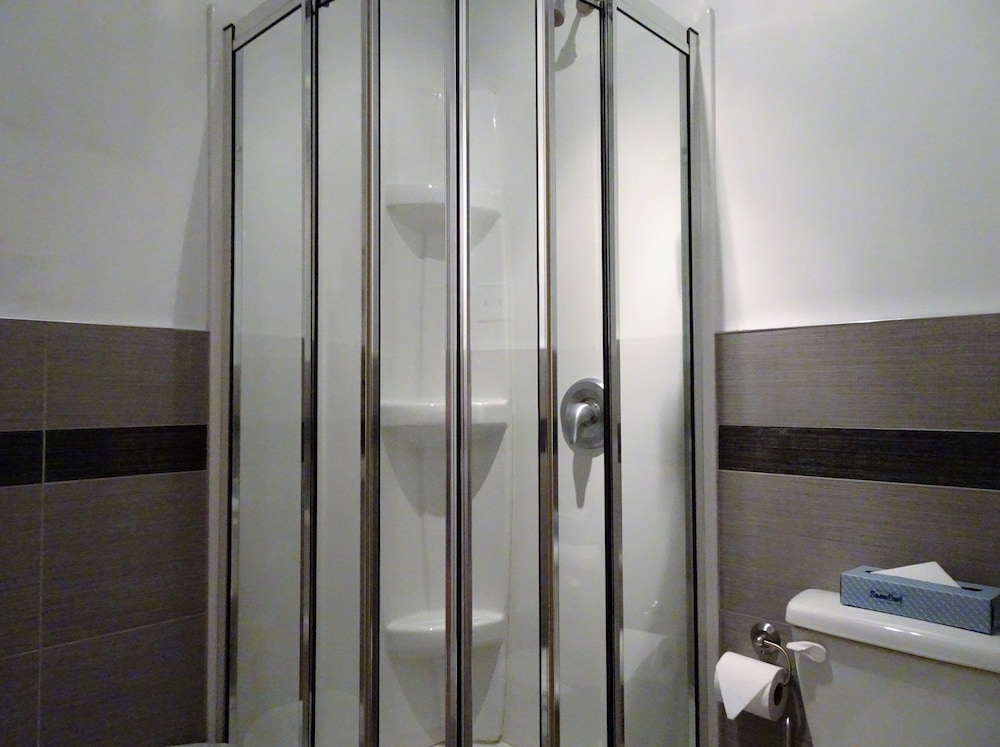 Standard Room, 1 Double Bed, Private Bathroom - Photo 6