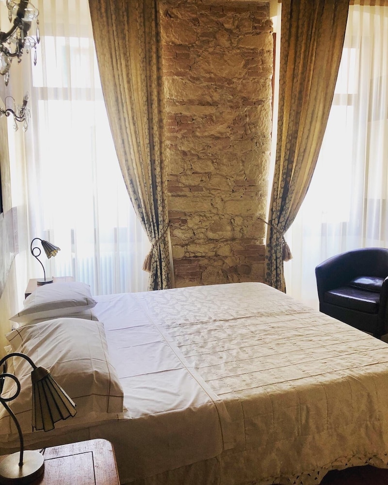 Standard Double Room - Photo 15