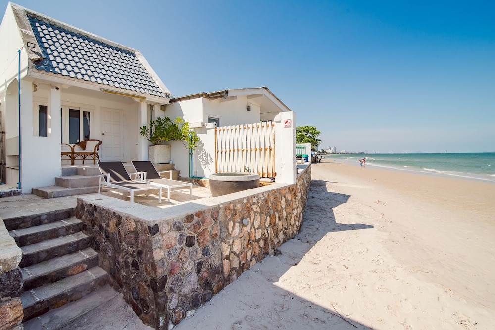 One Bedroom Beachfront suite photo 3