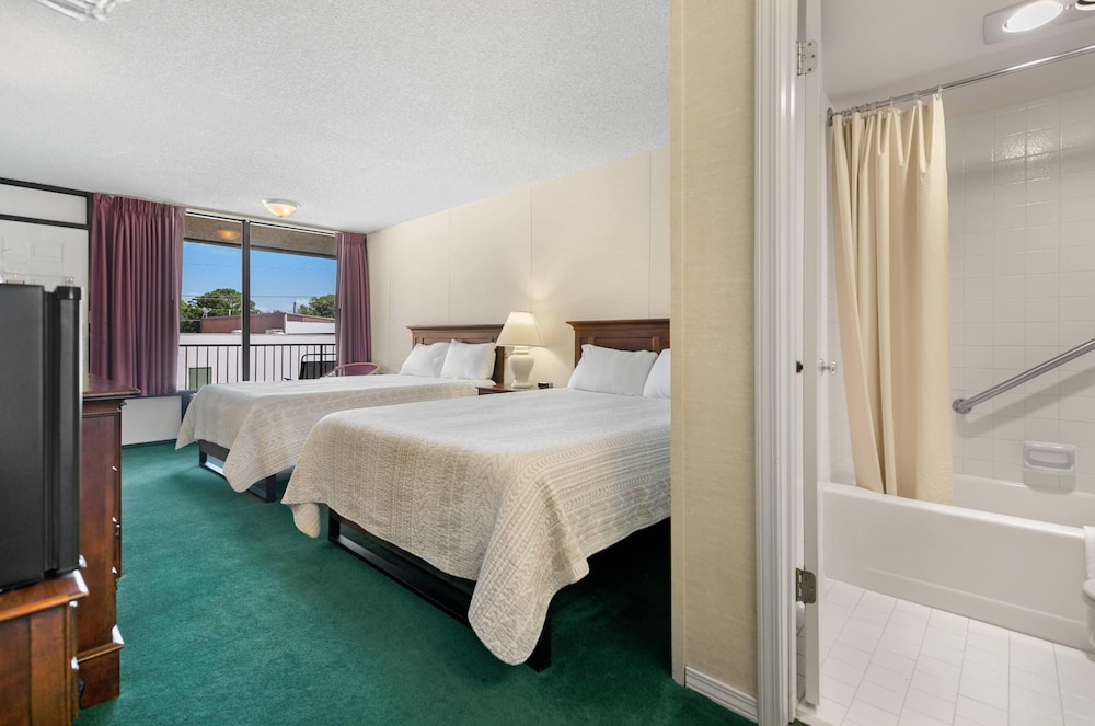 Basic Room, 2 Queen Beds - Photo 2