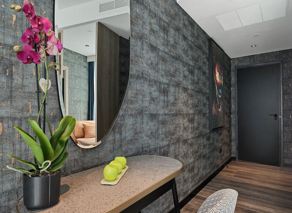 NYX Executive Suite, Business Lounge Access