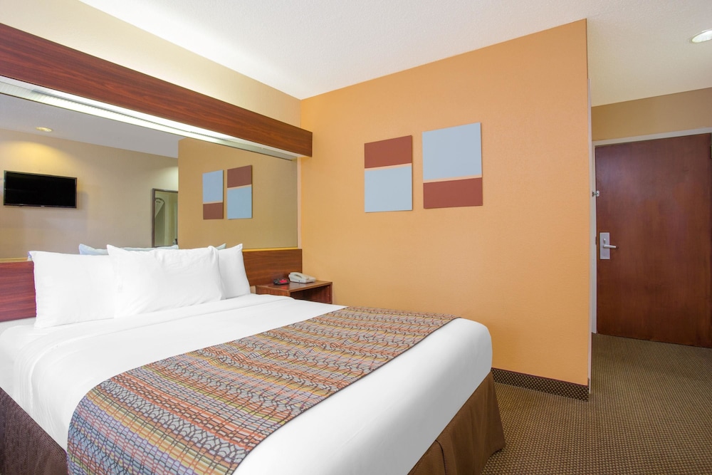 Standard Room, 1 Queen Bed - Photo 1