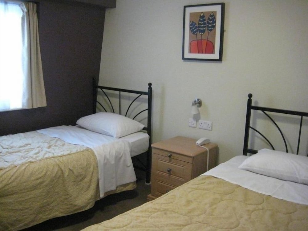 Standard Twin Room, Ensuite photo 3