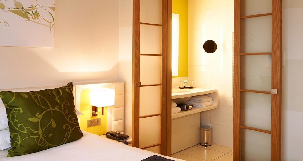 Standard Room, 1 Queen Bed, Non Smoking - Photo 3