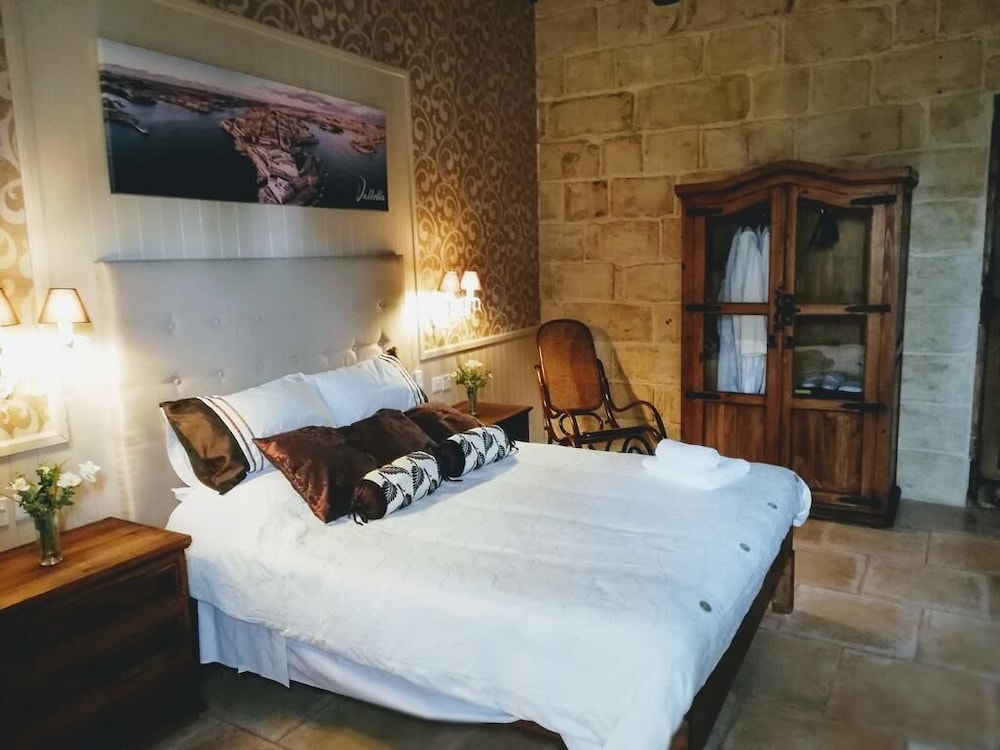 Superior Double Room, 1 Queen Bed (Valletta) photo 2