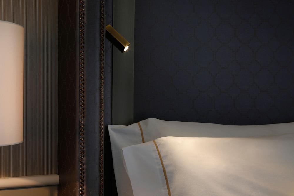 Grand Room, 1 King Bed thumbnail 6