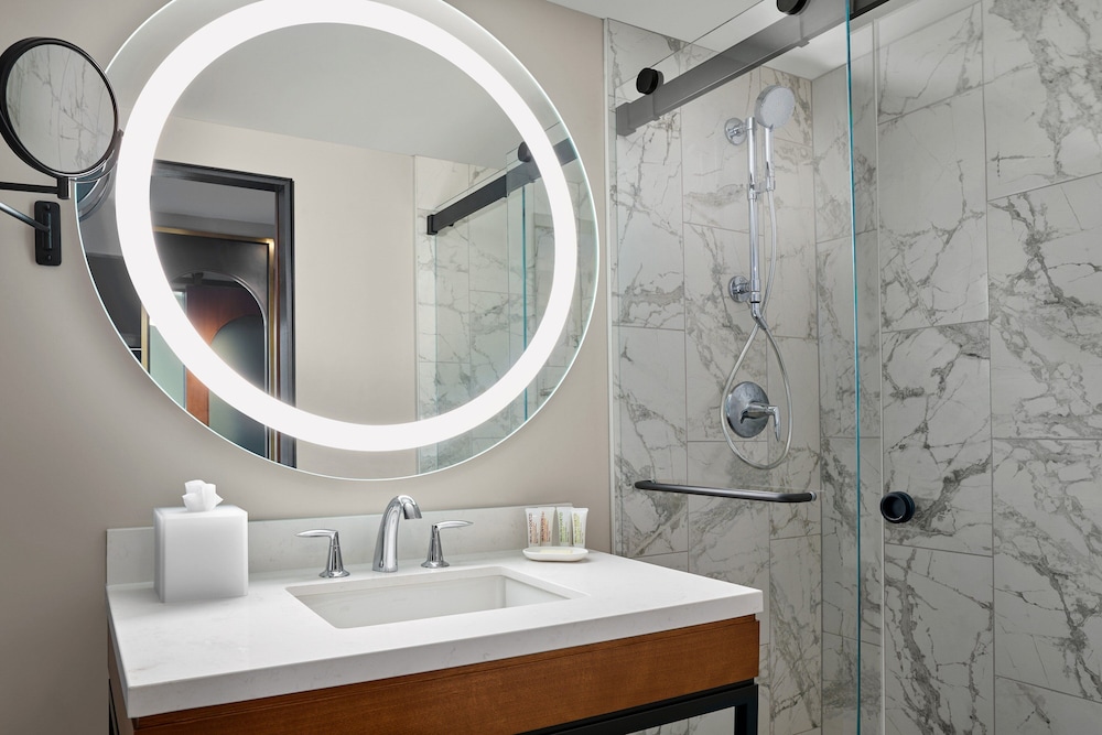 Deluxe Room, 1 King Bed (Mobility Accessible, Roll-In Shower) - Photo 8