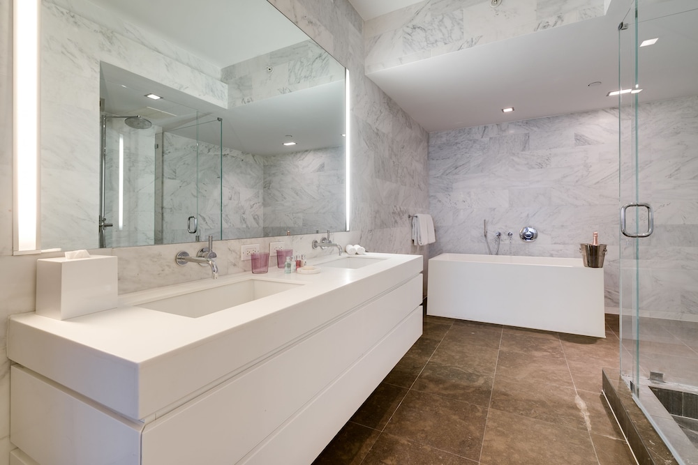 One Bedroom Suite with Balcony - Photo 11