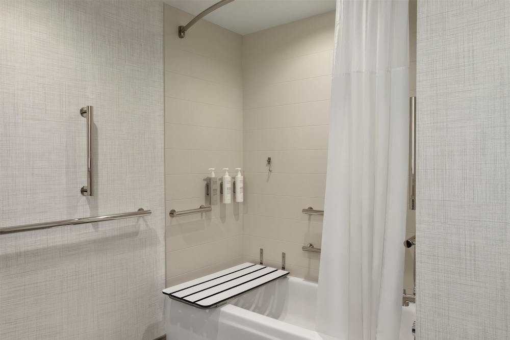 Room, 2 Queen Beds, Accessible, Bathtub (Mobility) photo 3