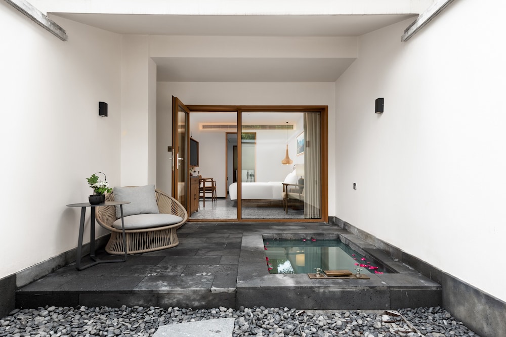 Premier Double Room, 1 Queen Bed, Pets Allowed, Courtyard View