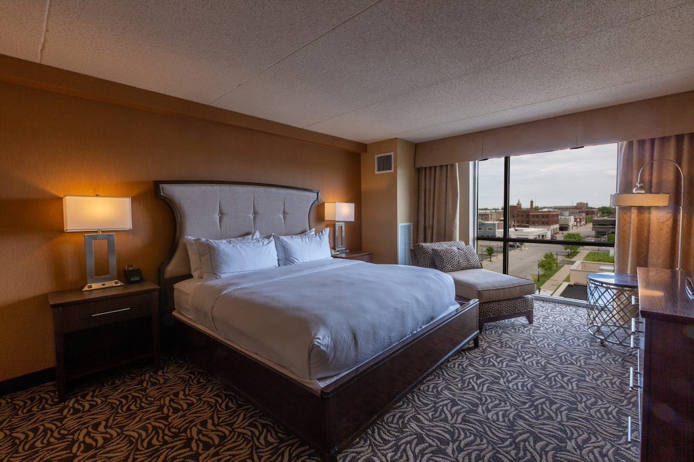 Suite, 1 King Bed, Accessible, Non Smoking (Bathtub) - Photo 10