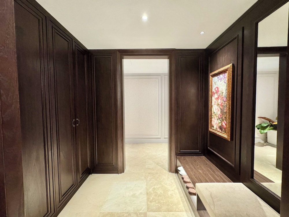 Executive Suite - Photo 3