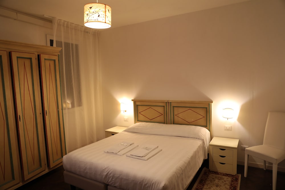Deluxe Double or Twin Room, 1 King Bed photo 1