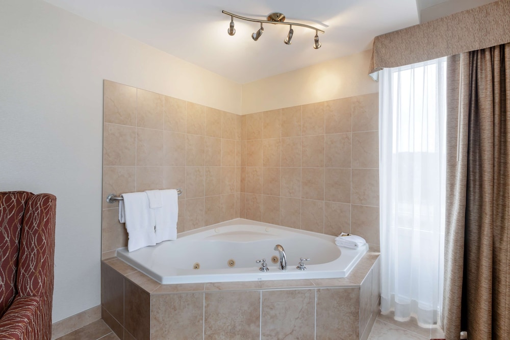 Suite, 1 King Bed, Non Smoking, Jetted Tub - Photo 3