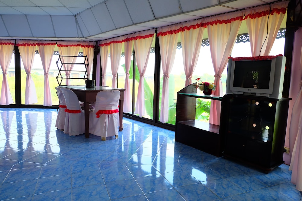 Family Room With River View photo 3