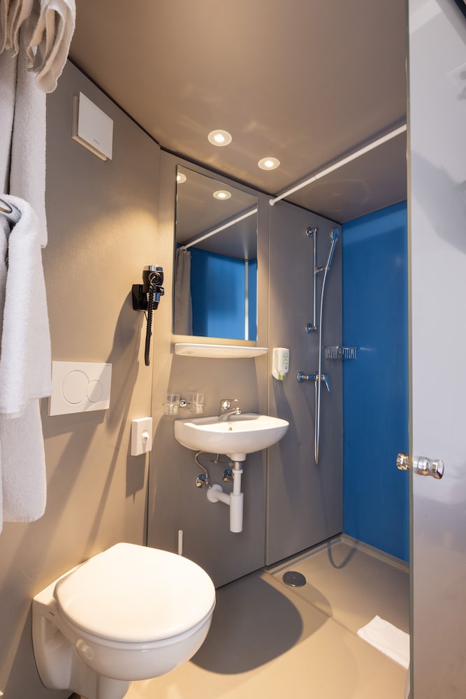 Economy Triple Room - Photo 9