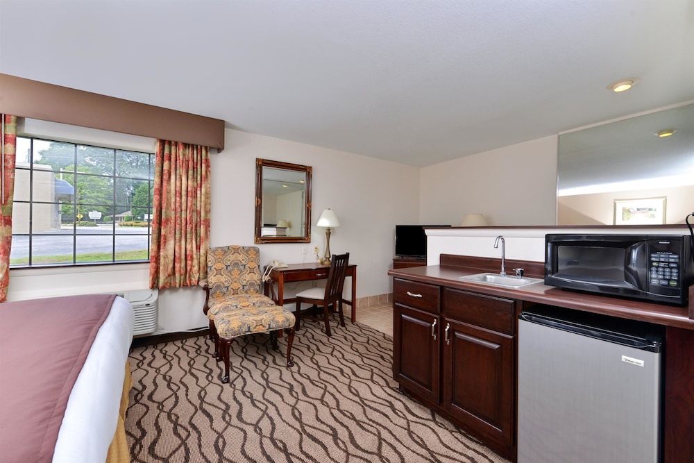 Room, 1 King Bed, Non Smoking (Celebration) photo 3