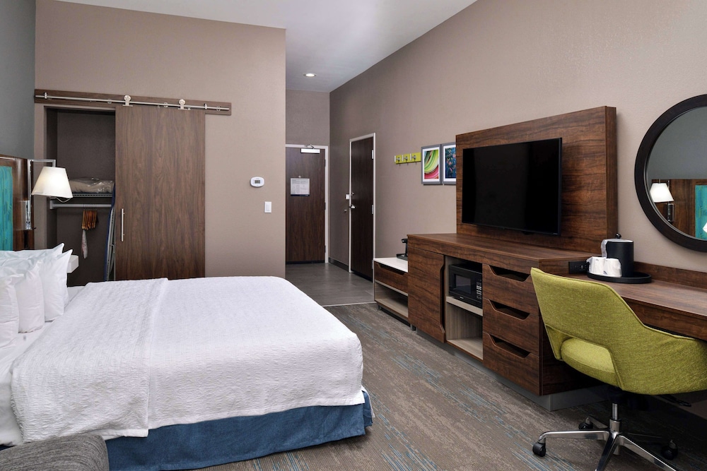 Studio, One King Bed, Accessible - Photo 3