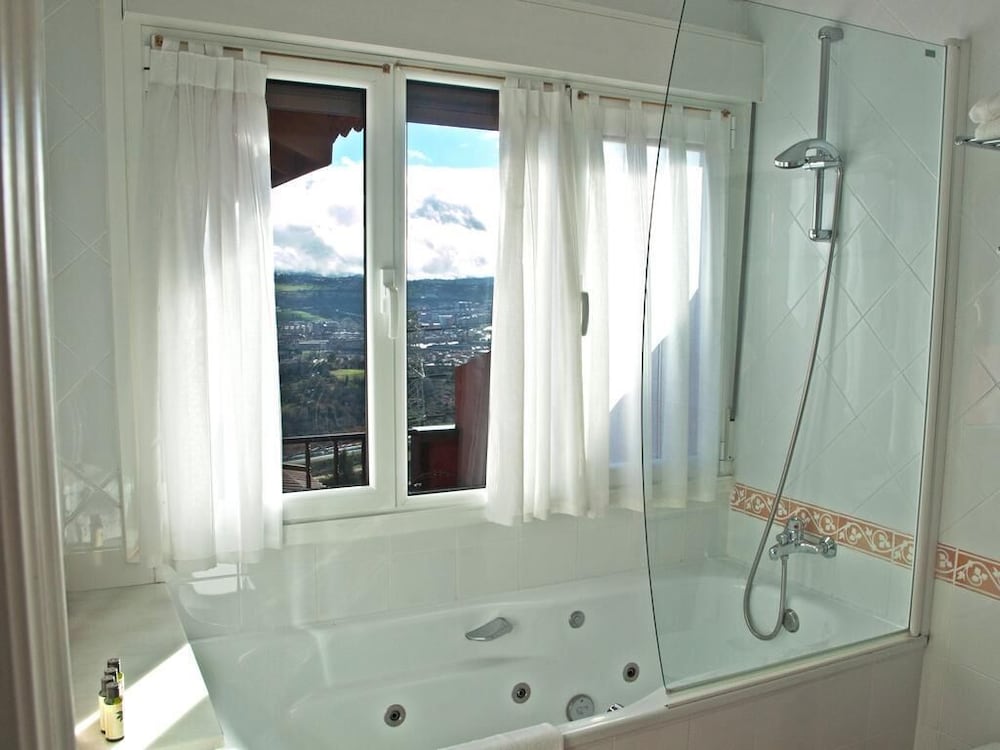 Superior Double Room, Ensuite - Photo 6