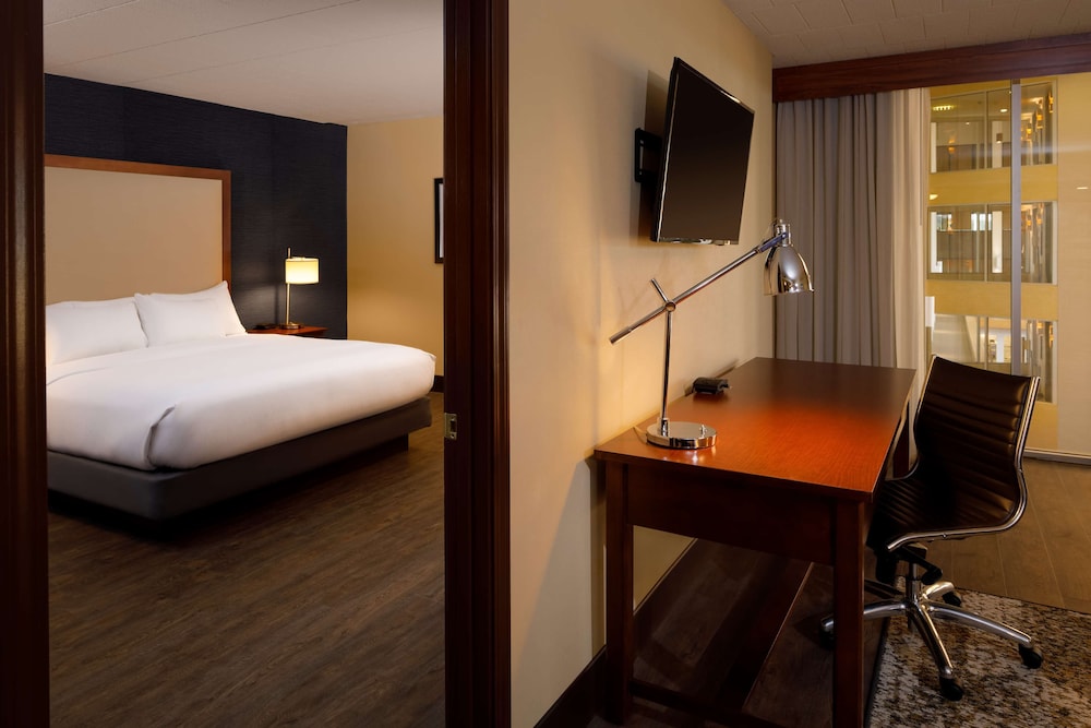 Suite, 1 King Bed, Non Smoking (2 Bedrooms) - Photo 1