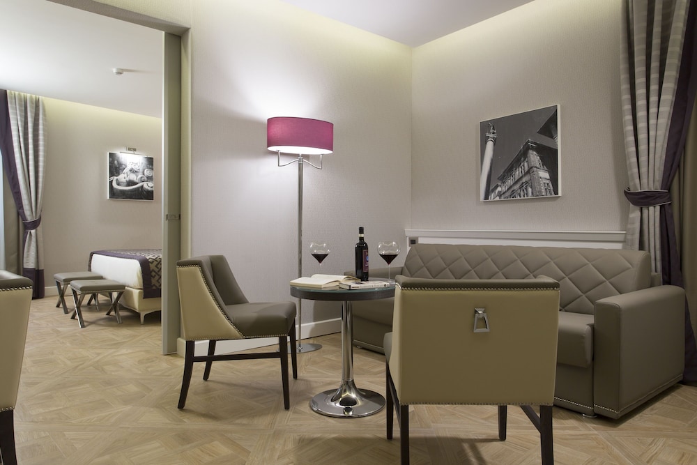 Suite, 1 Bedroom (Living Room) photo 3