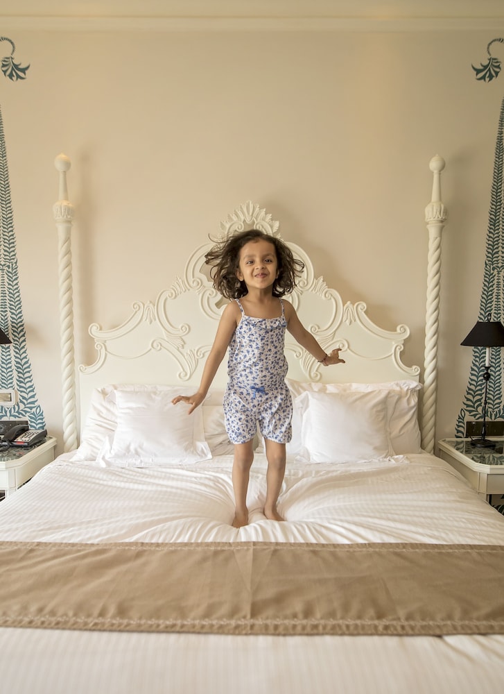 Signature Room, 1 King Bed - Photo 4