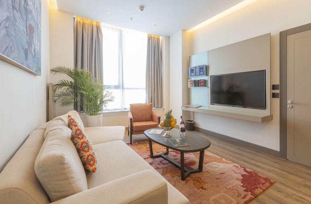 Suite - Photo 1