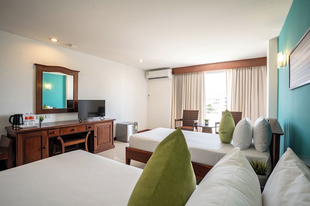 Superior Twin Room, Pool View photo 2