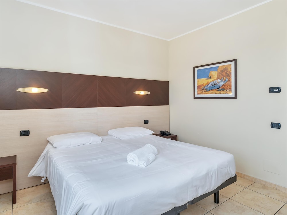 Standard Double Room, Non Smoking - Photo 6