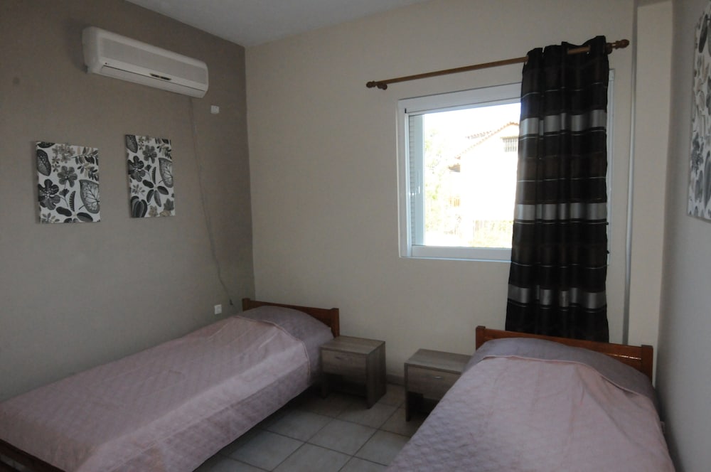 Apartment, 3 Bedrooms, Sea View, Ground Floor photo 2