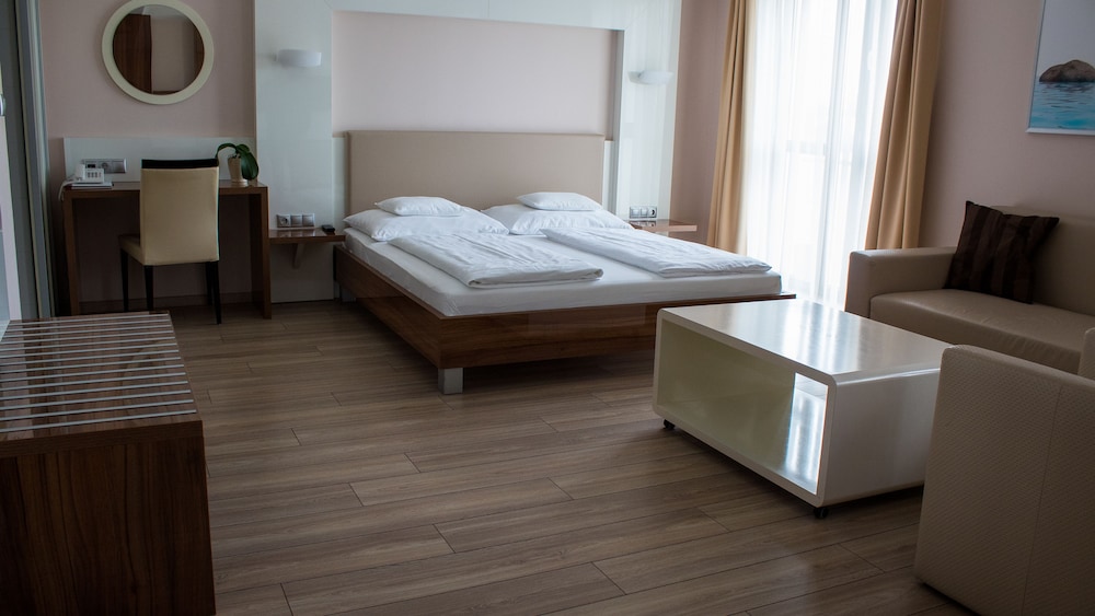 Premium Twin Room photo 2