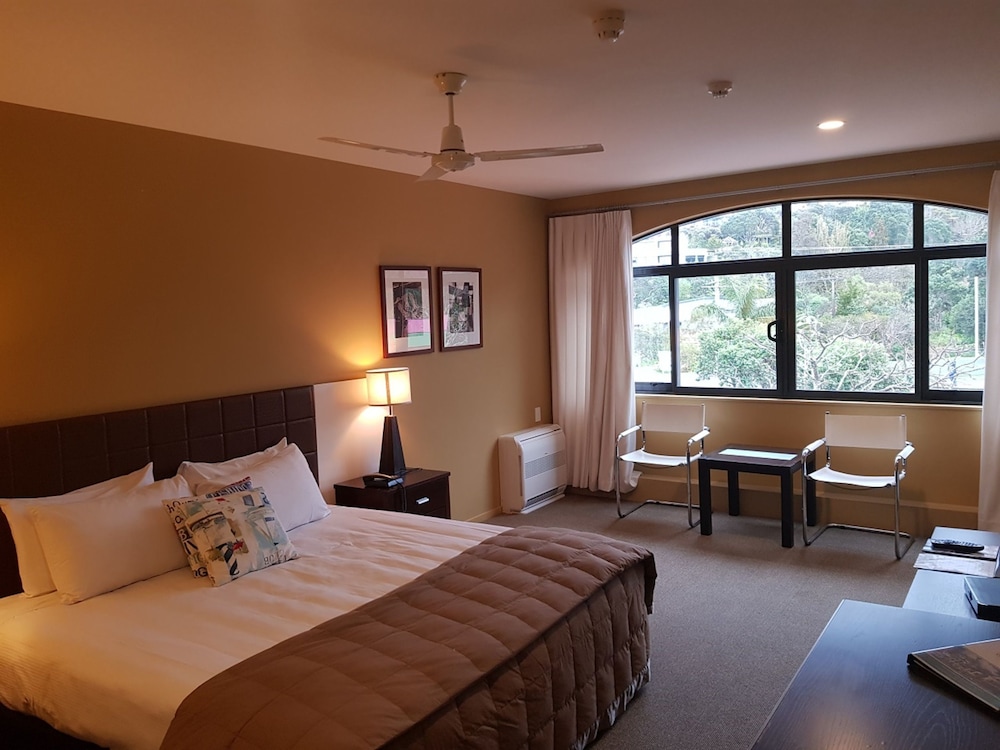 Standard Room, 1 King Bed, Non Smoking - Photo 7