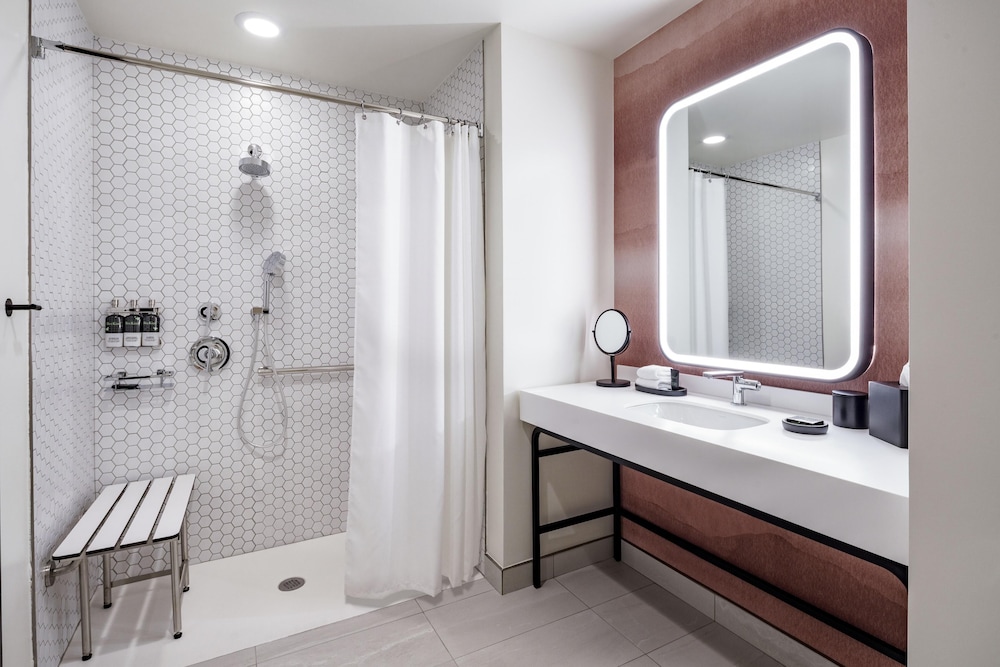 Room, 1 King Bed, Accessible (with Shower) - Photo 4