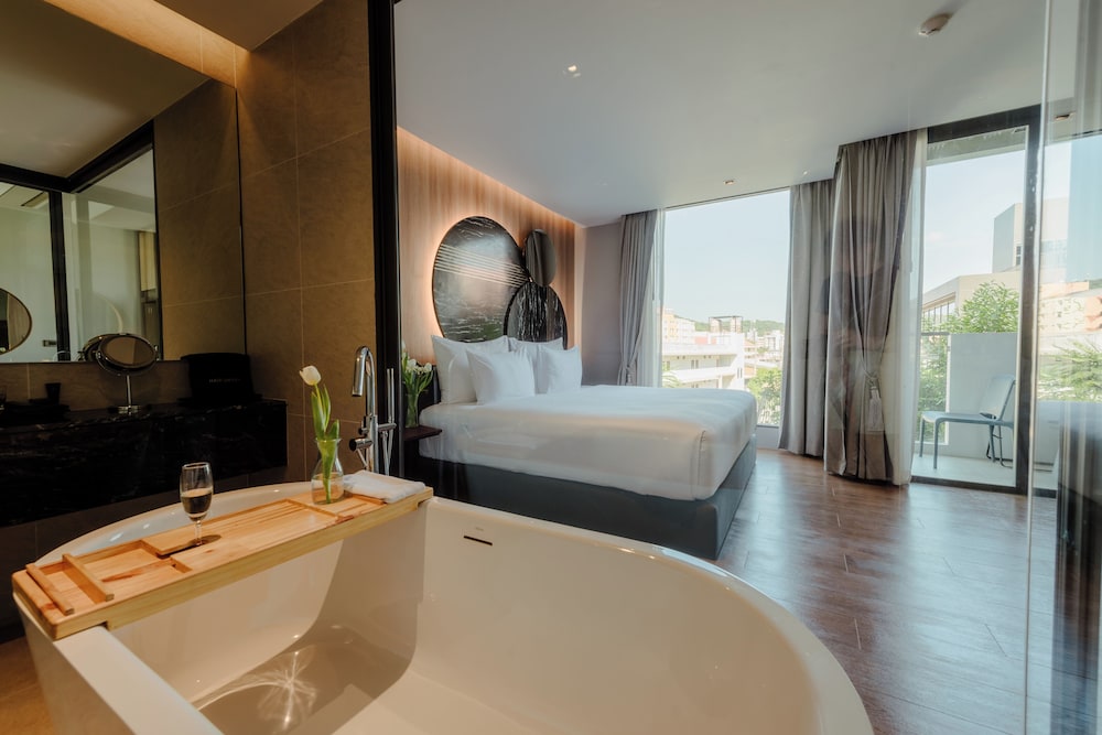 Superior Double Room, 1 King Bed, Non Smoking - Photo 2