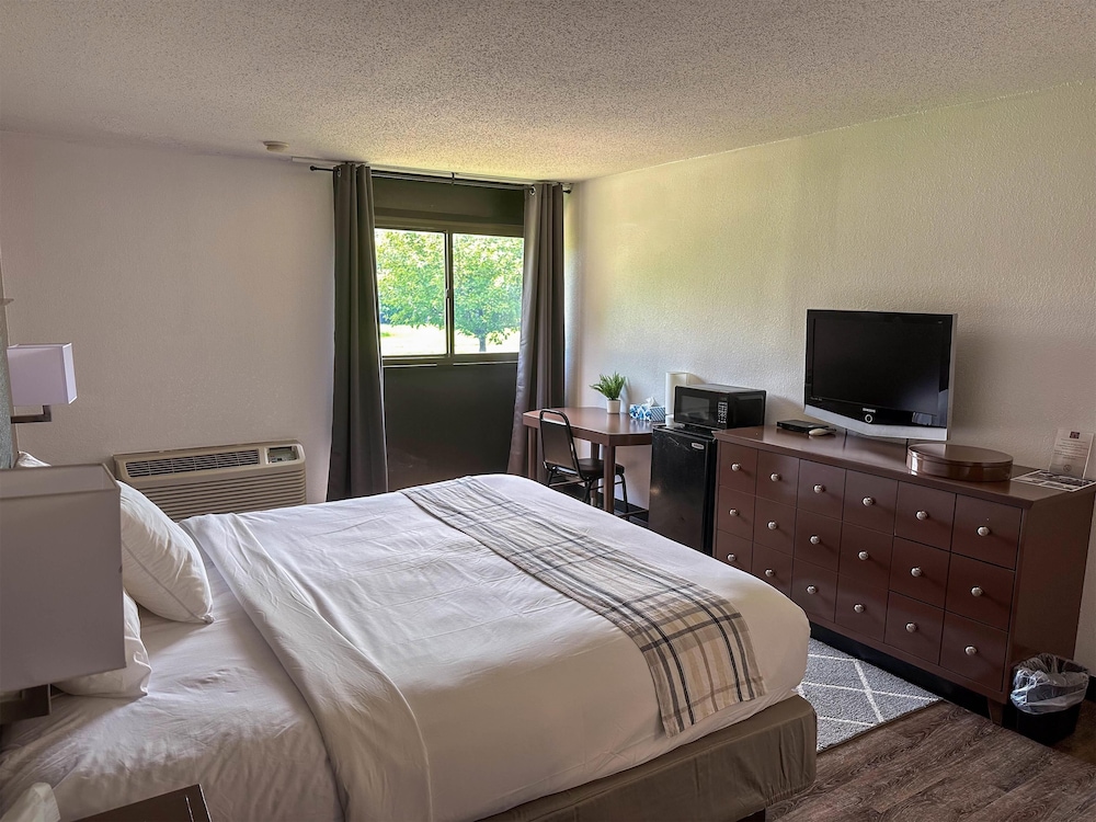 Deluxe Room, 1 King Bed, Non Smoking - Photo 3