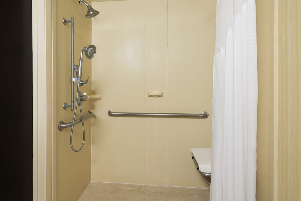 Suite, 1 Double Bed, Accessible (Comm, Roll-In Shower) - Photo 5