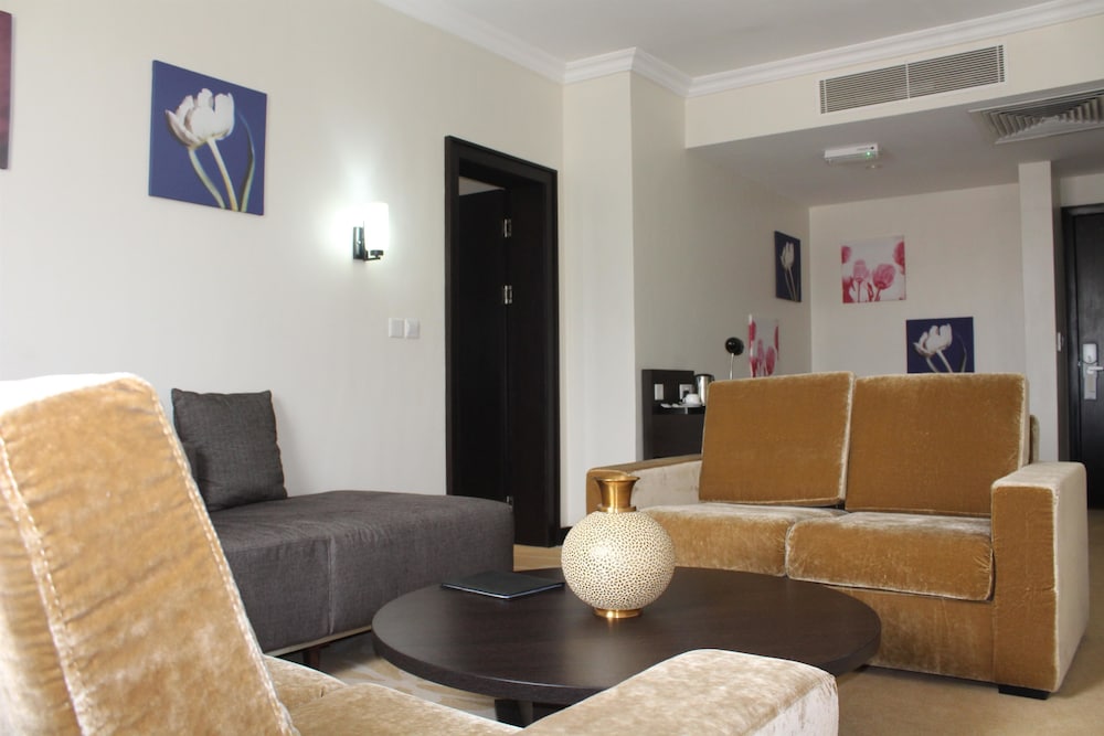 Suite, 1 Double Bed, Bathtub, City View photo 3