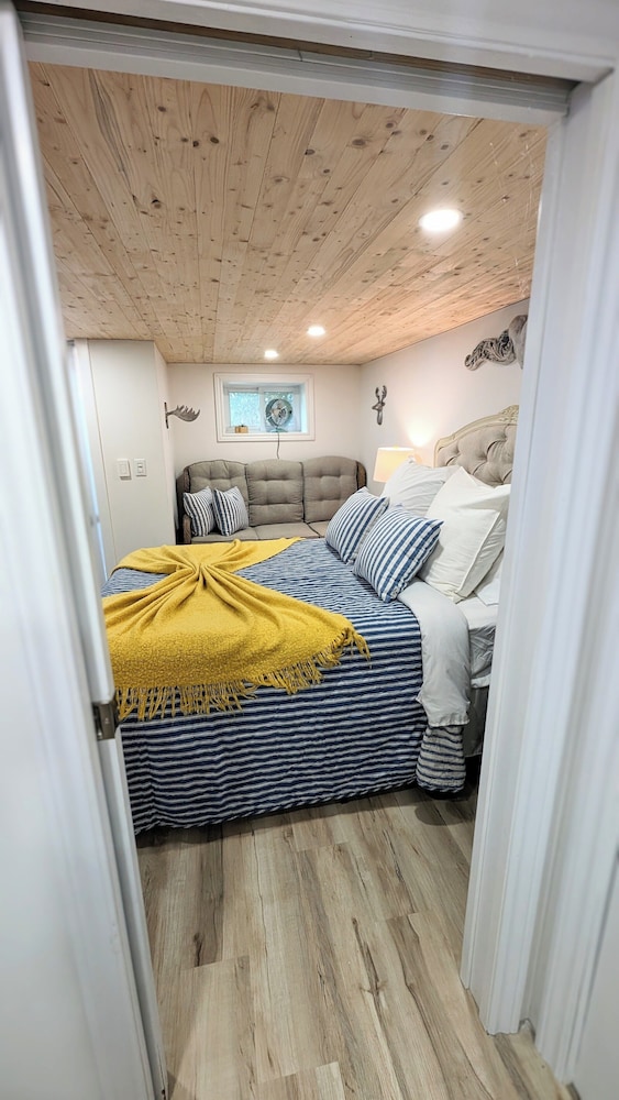 Blue Water Hideaway - Dog Friendly - Ceiling Height 6.4 photo 2