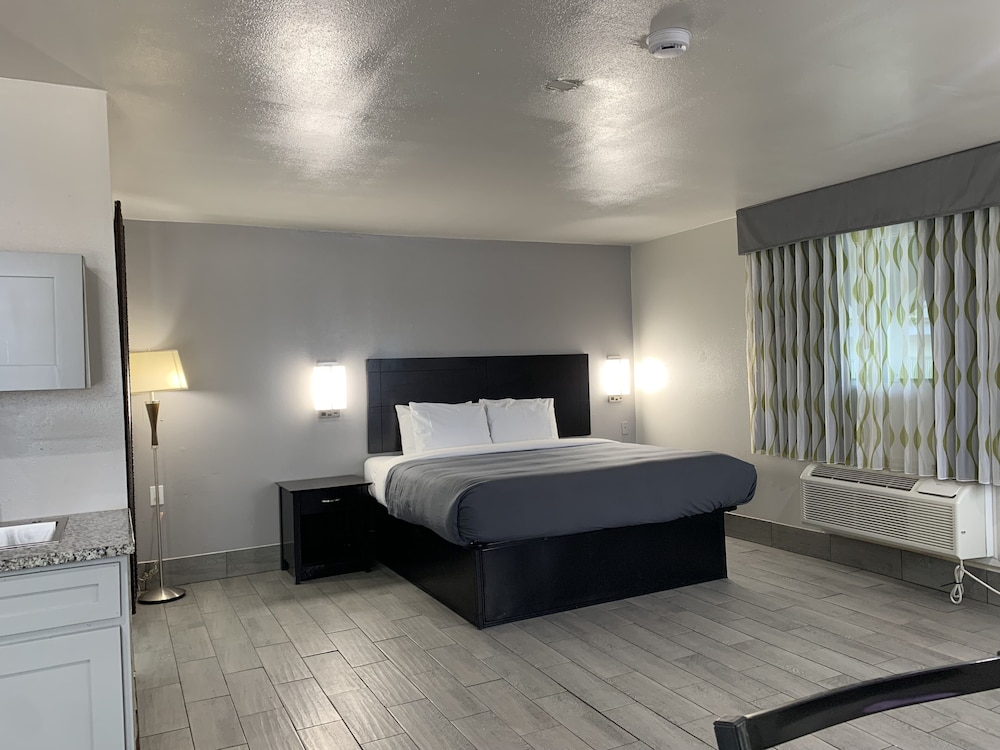 Deluxe Room, 1 King Bed, Non Smoking, Kitchenette photo 2