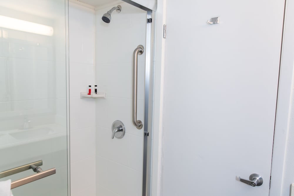 Standard Room, 1 King Bed, Non Smoking, Kitchenette - Photo 10