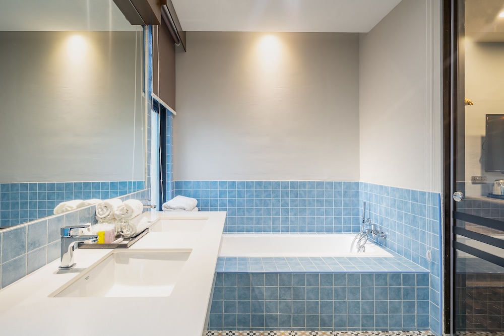 Premier Room, 1 King Bed, Non Smoking, Bathtub photo 3