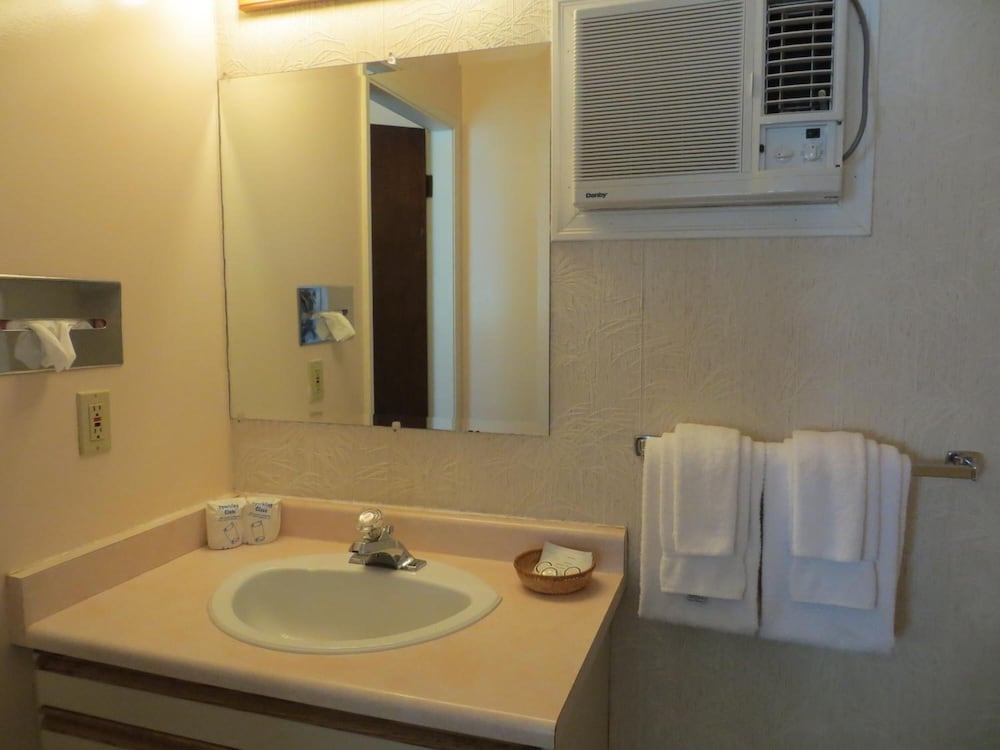 Premium Room, 2 Queen Beds, Refrigerator & Microwave photo 2