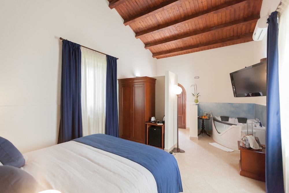 Deluxe Studio Suite, Hot Tub, Sea View - Photo 4