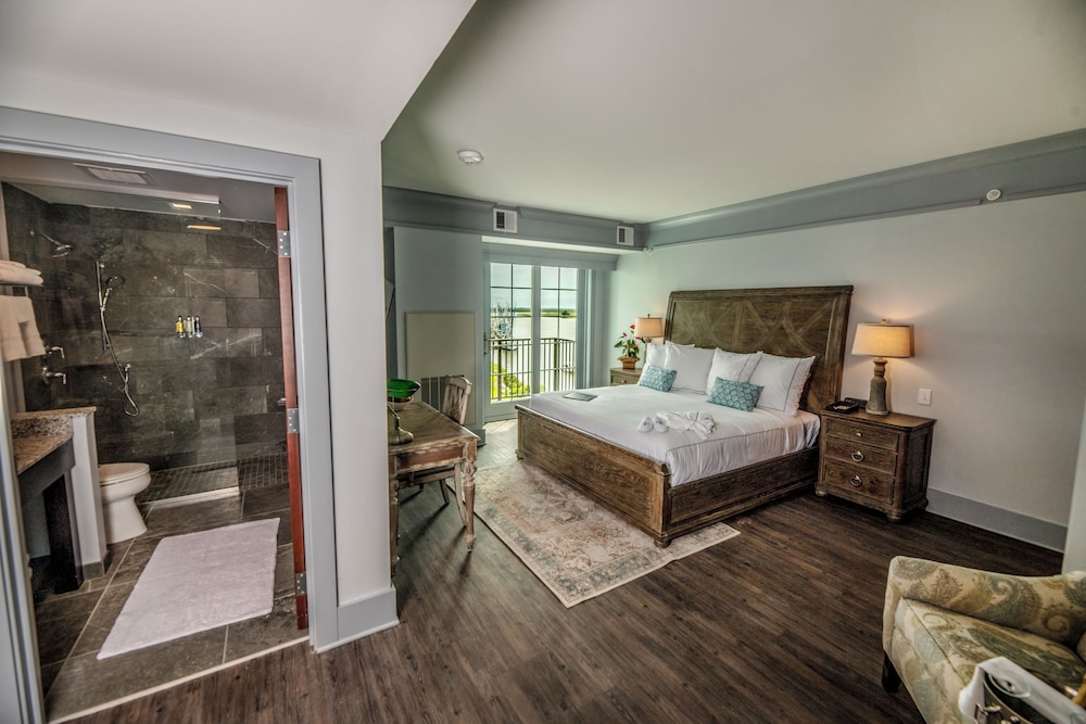 Superior Room, 1 King Bed, River View (Premium Riverfront)
