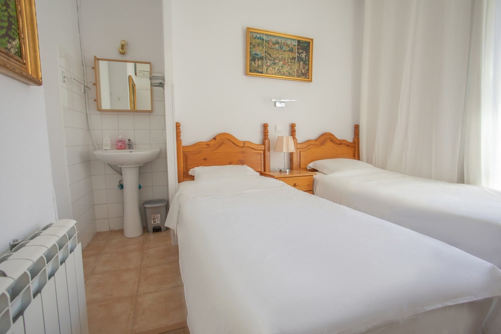 Basic Double or Twin Room, 1 Bedroom, Balcony, City View photo 2