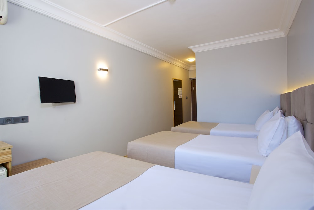 Economy Triple Room photo 2